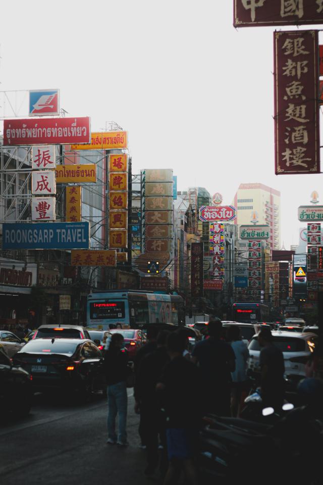 能够撰写故事、诗歌、翻译、总结文章、分析数据、提供建议和解决问题