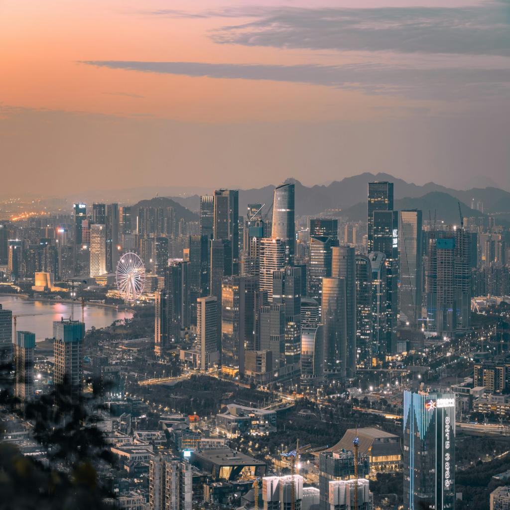  Silent Heroes: The Nurses Who Held Hands with Fear in Wuhan’s Makehift Hospital